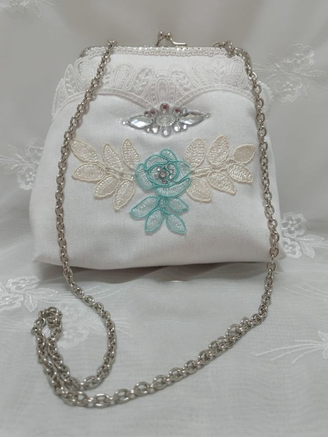 Conjunto,corona,bolso limosnera y apliqu