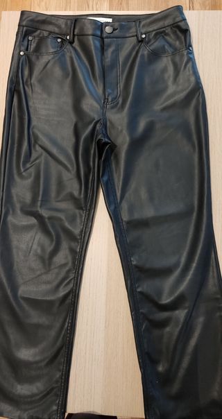 Pantalón efecto piel Zara