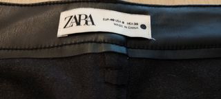 Pantalón efecto piel Zara