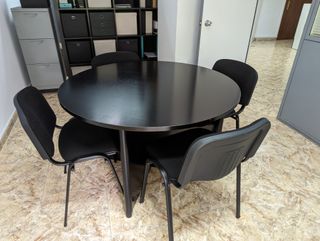 Mesa redonda de reuniones para despacho + 4 sillas