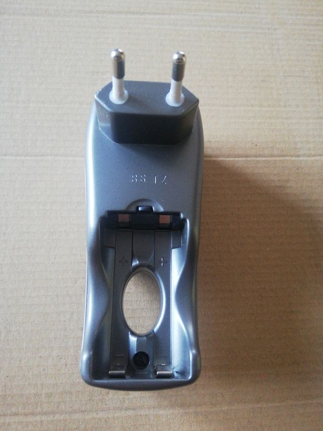 Cargador de pilas AAA y AA