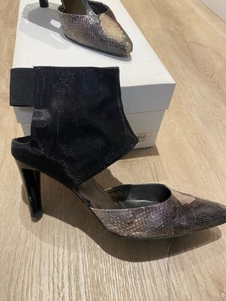 Sandalias de tacon de piel de serpiente de Farrutx