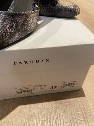 Sandalias de tacon de piel de serpiente de Farrutx