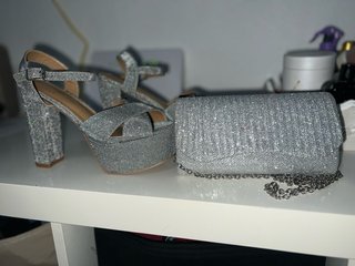 Sandalias y bolso de fiesta
