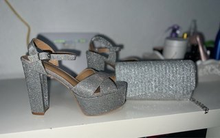 Sandalias y bolso de fiesta