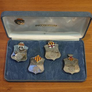 ESTUCHE CON PLACAS DE POLICIA DEL HOSPITALET