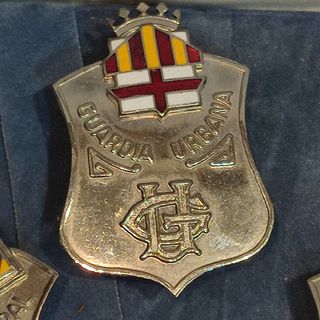 ESTUCHE CON PLACAS DE POLICIA DEL HOSPITALET