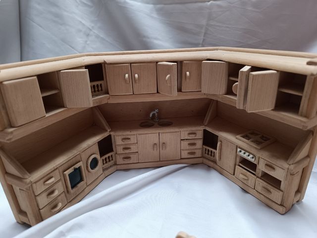 Miniature in legno per la casa delle bambole