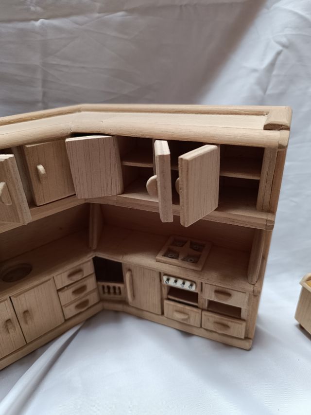 Miniature in legno per la casa delle bambole