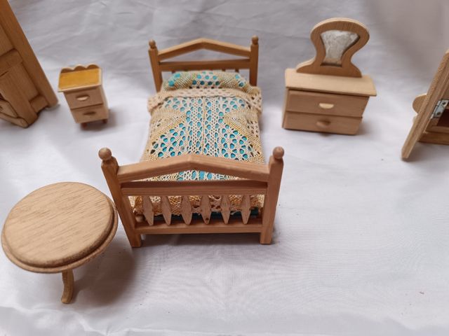 Miniature in legno per la casa delle bambole