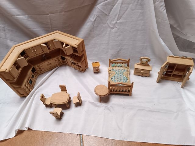 Miniature in legno per la casa delle bambole