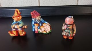 Gruppo di 9 pupazzi in terracotta