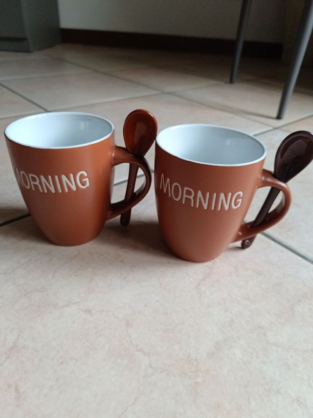 Tazze da colazione con cucchiaini