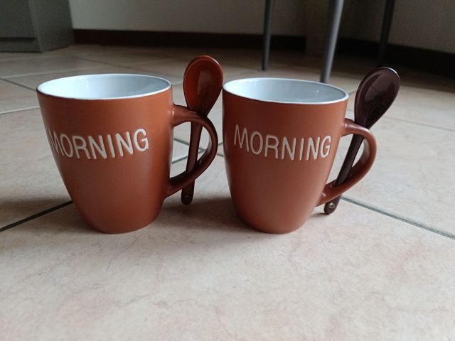 Tazze da colazione con cucchiaini