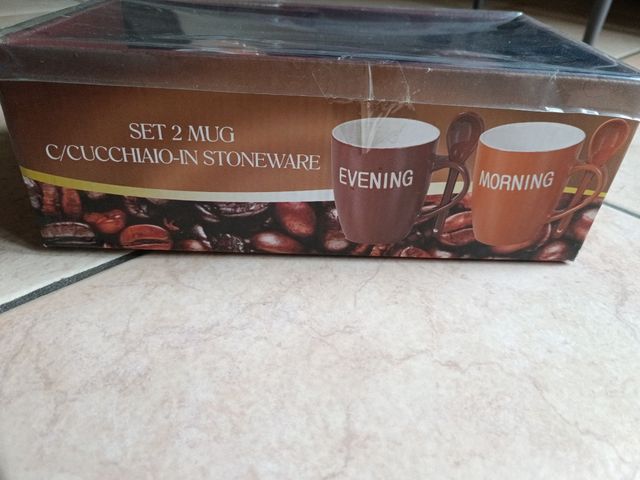 Tazze da colazione con cucchiaini