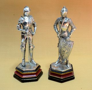 DOS GUERREROS MEDIEVALES PLATEADOS CON PEANA