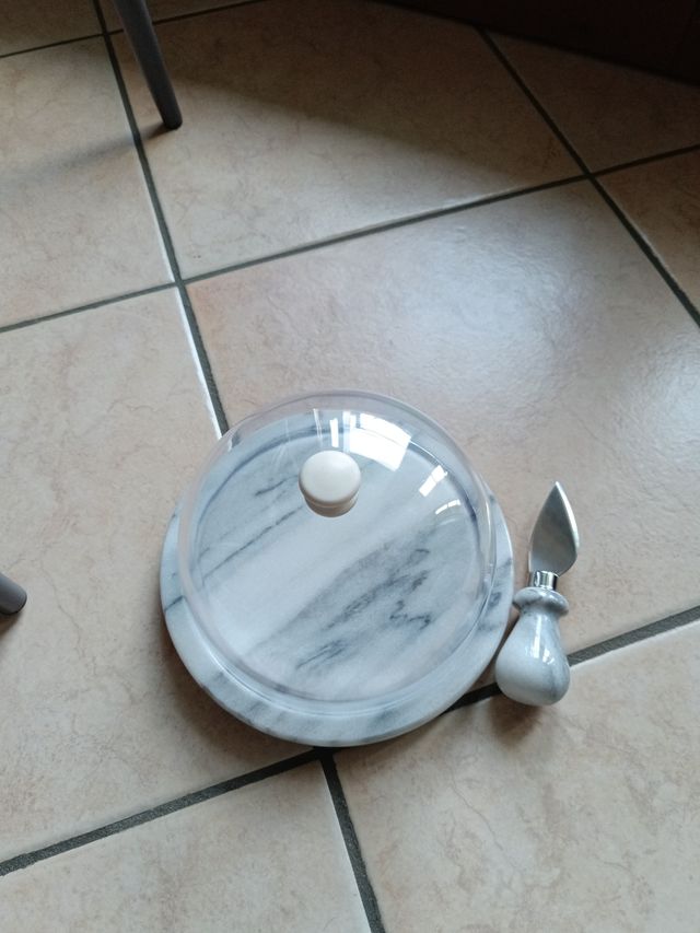 Tagliere in marmo con cupola e coltello