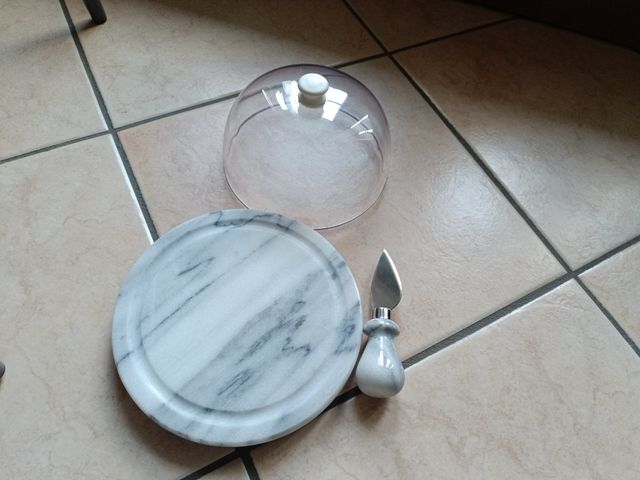 Tagliere in marmo con cupola e coltello