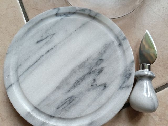 Tagliere in marmo con cupola e coltello