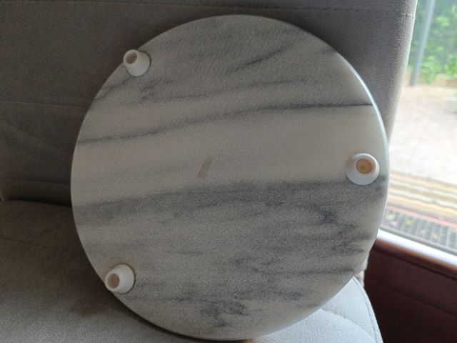 Tagliere in marmo con cupola e coltello