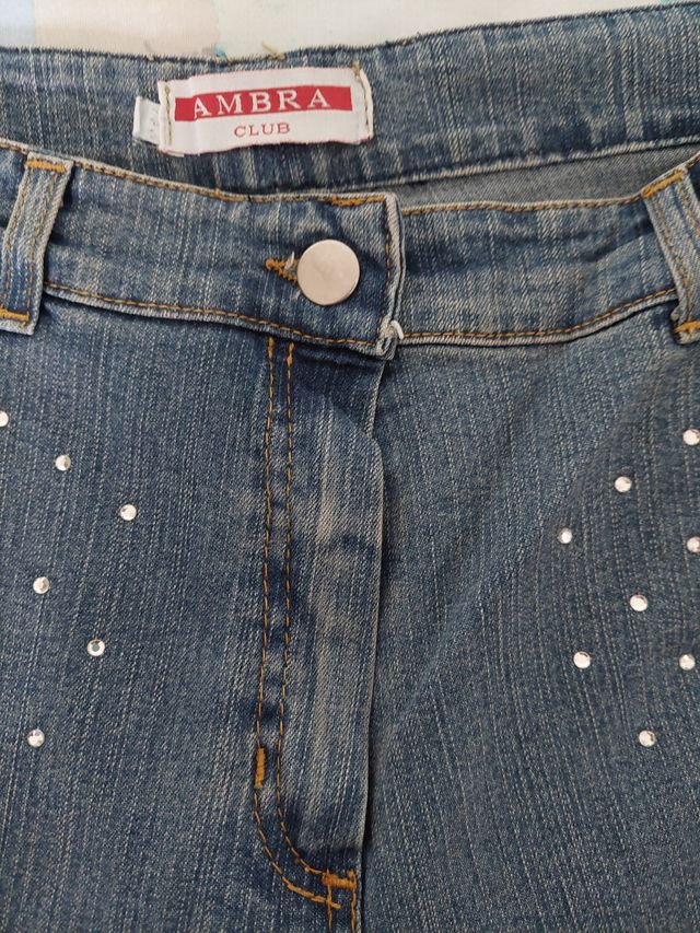 Pantalón vaquero con brillantitos. Muy  actual.