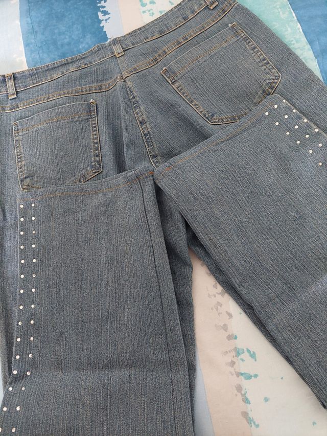 Pantalón vaquero con brillantitos. Muy  actual.