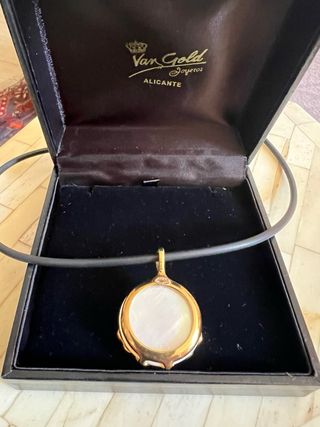 Colgante Caucho Madreperla y Oro 