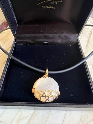 Colgante Caucho Madreperla y Oro 
