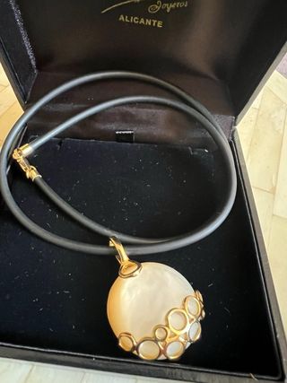 Colgante Caucho Madreperla y Oro 