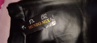 Pantalón polipiel con etiqueta