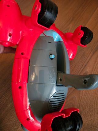 Nave roja con dos muñecos