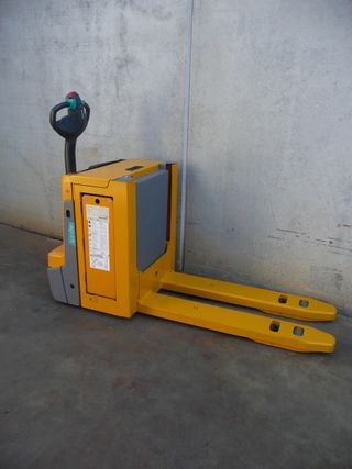 TRANSPALETA CON ELEVACION IDEAL PARA CARGA FURGON