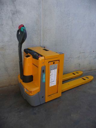 TRANSPALETA CON ELEVACION IDEAL PARA CARGA FURGON