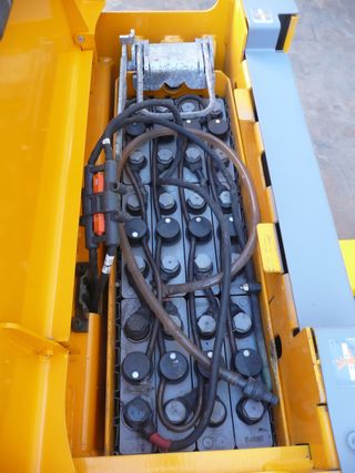 TRANSPALETA CON ELEVACION IDEAL PARA CARGA FURGON