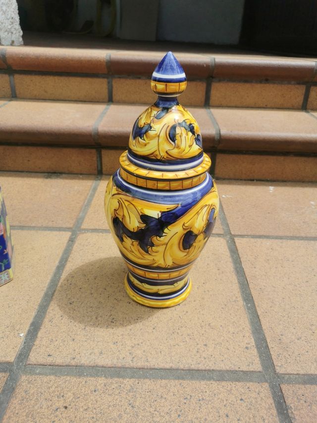 Jarrón de cerámica con tapa