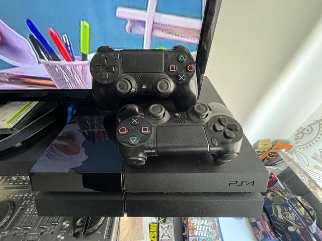 Playstation 4 con mandos y juegos