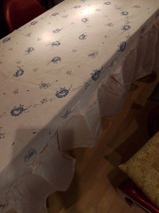 Colcha o mantel de lino bordado a mano