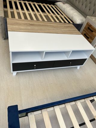Mueble de television blanco con cajones