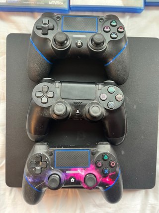 Ps4  1tb +3 mandos + 8 juegos