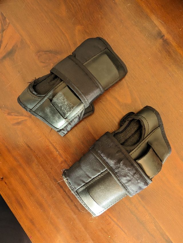 Pattini in linea con protezioni.