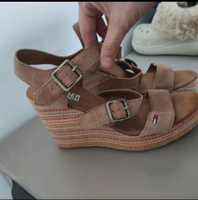 Sandalias piel cuña Tommy Hilfiger talla 38