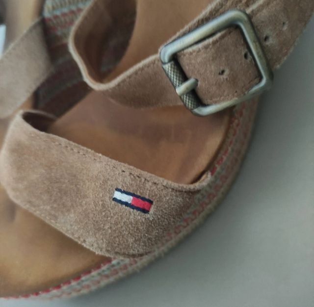 Sandalias piel cuña Tommy Hilfiger talla 38
