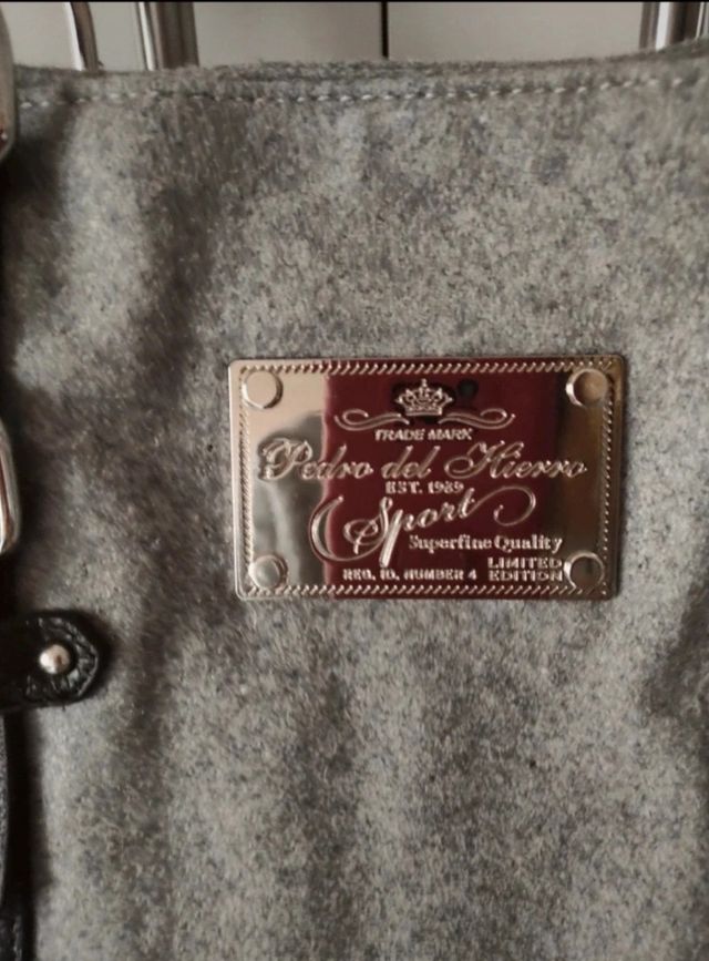 Bolso gris y negro Pedro del Hierro