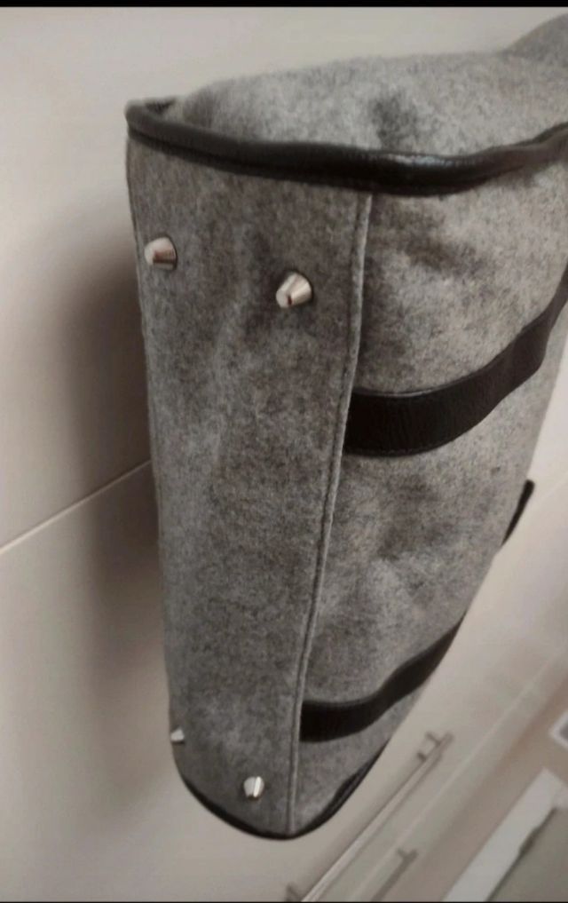 Bolso gris y negro Pedro del Hierro