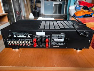 Amplificador de sonido con altavoz.Negociab