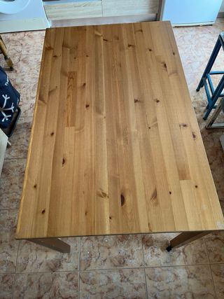Mesa madera con cristal y ruedas