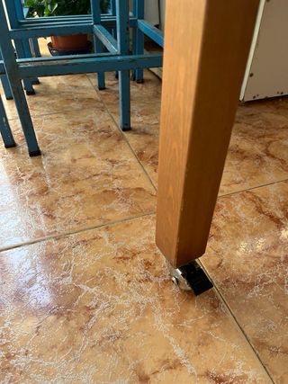 Mesa madera con cristal y ruedas