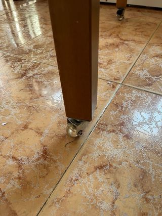 Mesa madera con cristal y ruedas