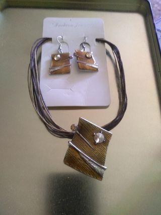 Conjunto de pendientes y collar 