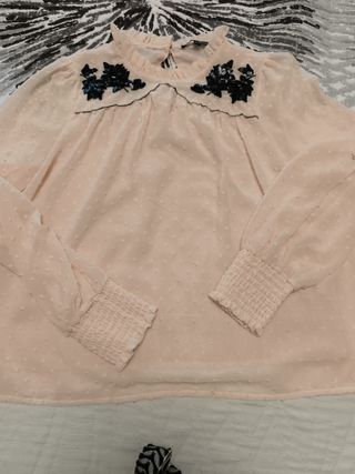 Blusa plumeti rosa paste con abalorios . Talla 36